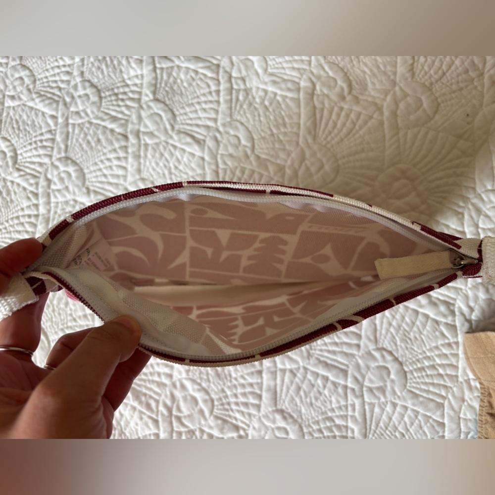 NWOT Vuori makeup travel pouch - Picture 3 of 5